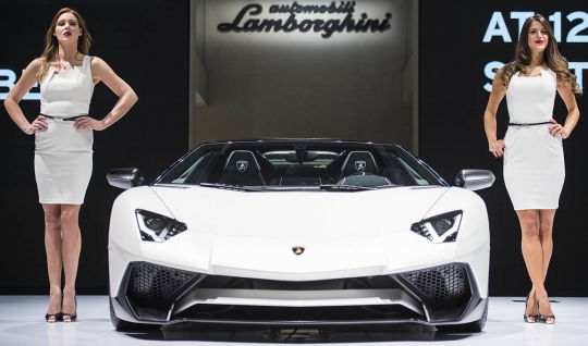 Deretan model cantik dan seksi pemanis Frankfurt Motor Show