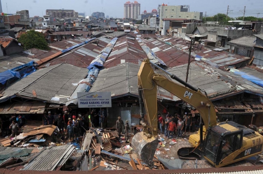 Tanggulangi banjir, 216 lapak di Pasar Karang Anyar dibongkar