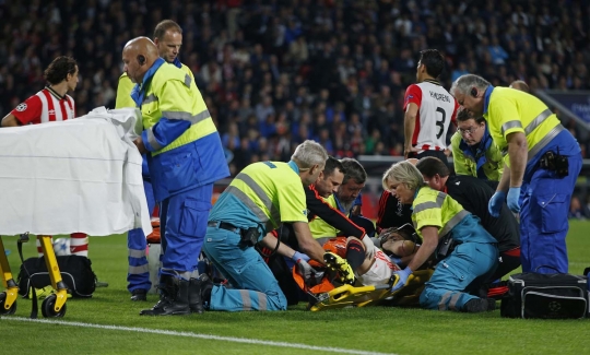 Ini insiden patah kaki Luke Shaw usai dijegal pemain PSV Eindhoven