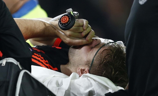 Ini insiden patah kaki Luke Shaw usai dijegal pemain PSV Eindhoven