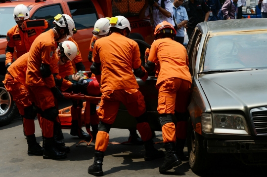 Aksi Basarnas selamatkan korban kecelakaan di depan Gedung Smesco