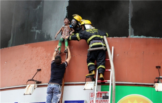 Penyelamatan dramatis ratusan anak TK terjebak kebakaran