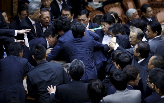 Aksi ricuh anggota parlemen Jepang saat sidang RUU keamanan