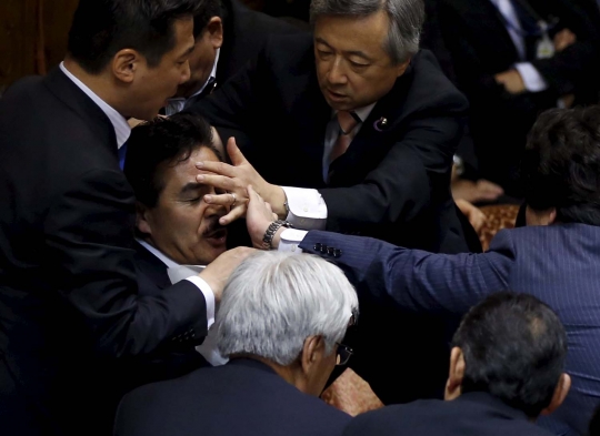 Aksi ricuh anggota parlemen Jepang saat sidang RUU keamanan