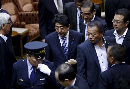 Aksi ricuh anggota parlemen Jepang saat sidang RUU keamanan