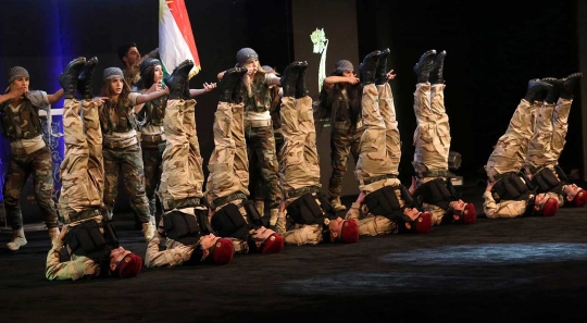 Aksi tentara Kurdi cantik di Festival Film Dohuk Internasional