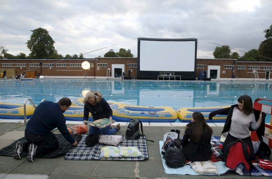 Sensasi unik nonton bioskop di kolam renang