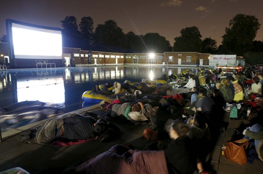 Sensasi unik nonton bioskop di kolam renang