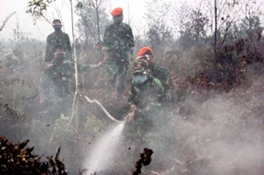 Aksi Paskhas atasi kabut asap di Pekanbaru