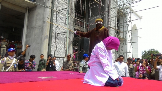 Eksekusi hukuman cambuk pasangan mesum di Aceh jadi tontonan