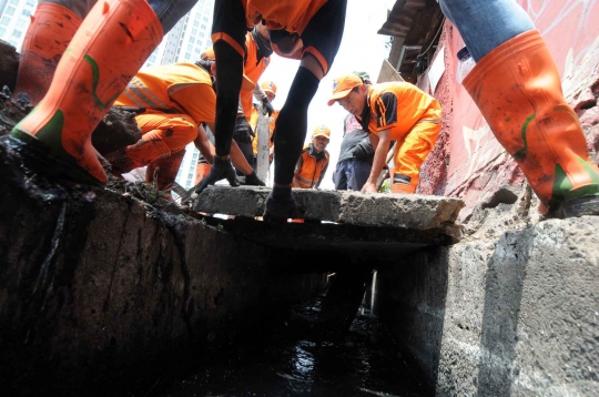 Cegah banjir di musim hujan, selokan tiap kelurahan dibersihkan