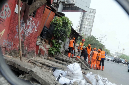 Cegah banjir di musim hujan, selokan tiap kelurahan dibersihkan