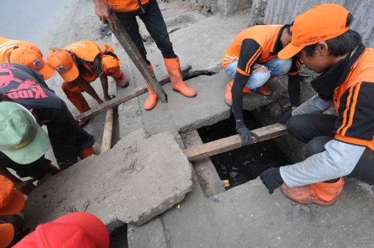 Cegah banjir di musim hujan, selokan tiap kelurahan dibersihkan