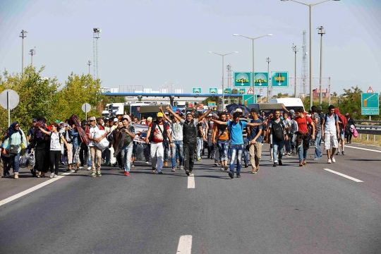 Arus imigran Suriah nyaris tutupi jalan raya di Turki