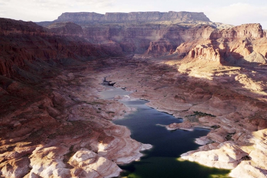 Penampakan Danau Powell menyurut drastis akibat kemarau