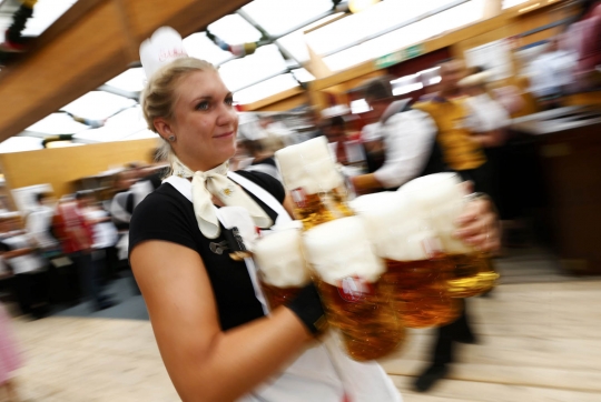 Intip gadis-gadis seksi Munich meriahkan pembukaan Oktoberfest