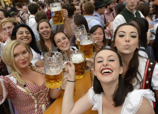 Intip gadis-gadis seksi Munich meriahkan pembukaan Oktoberfest