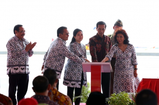 Parade kapal perang sambut Jokowi di Sail Tomini 2015