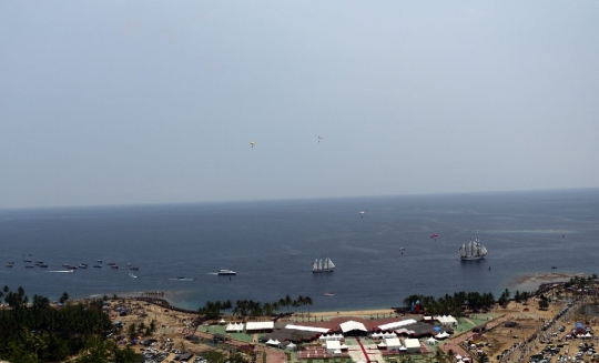 Parade kapal perang sambut Jokowi di Sail Tomini 2015