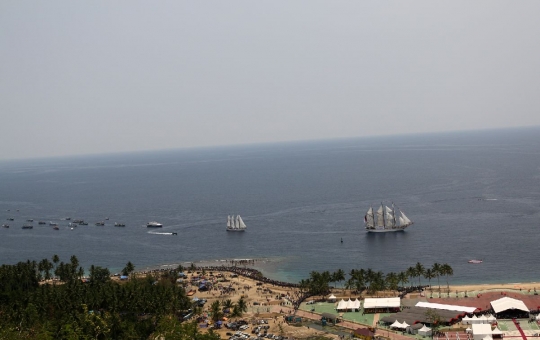 Parade kapal perang sambut Jokowi di Sail Tomini 2015