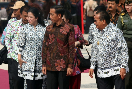 Parade kapal perang sambut Jokowi di Sail Tomini 2015