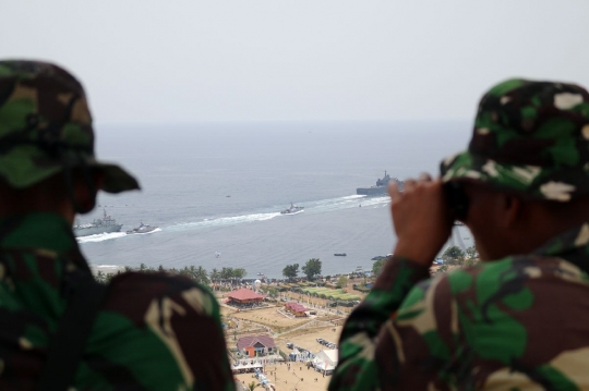 Parade kapal perang sambut Jokowi di Sail Tomini 2015