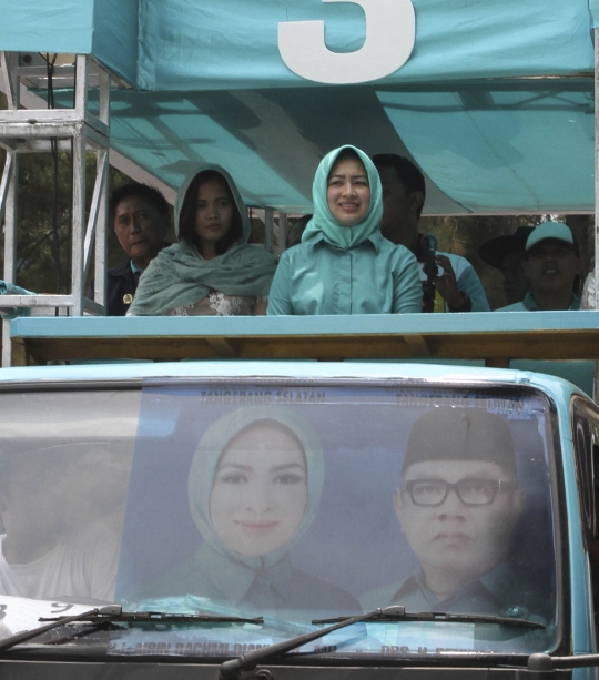 Tiga wanita cantik calon pemimpin Tangsel pawai keliling kota