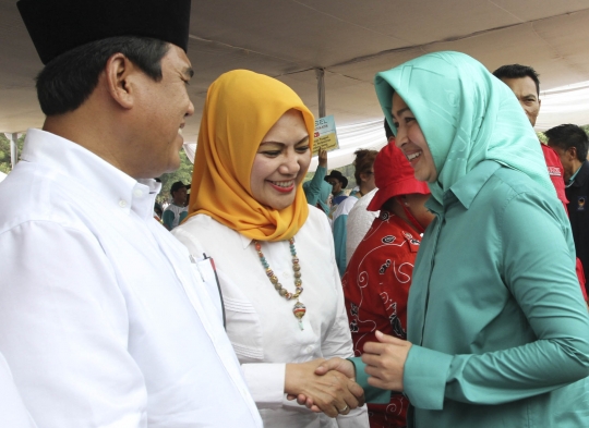 Tiga wanita cantik calon pemimpin Tangsel pawai keliling kota