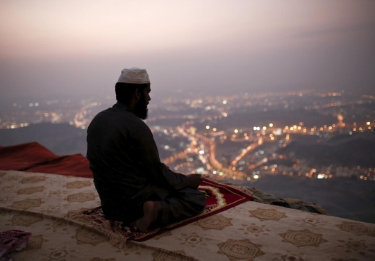 Berdoa di Jabal Thawr, tempat sembunyi Rasulullah dari orang Quraisy