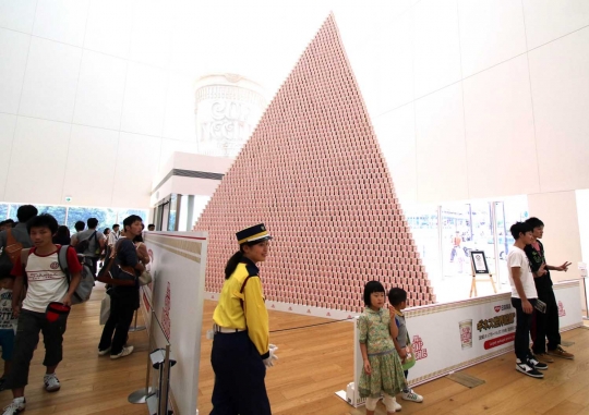 Piramida dari susunan mie cup ini pecahkan rekor dunia