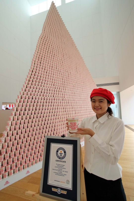 Piramida dari susunan mie cup ini pecahkan rekor dunia