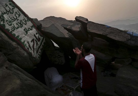 Kekhusyukan jemaah haji panjatkan doa di Gua Hira