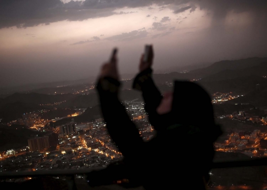 Kekhusyukan jemaah haji panjatkan doa di Gua Hira