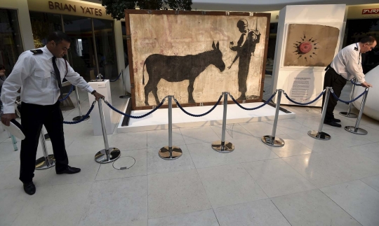 Mural pada tembok pemisah Palestina-Israel dilelang miliaran rupiah