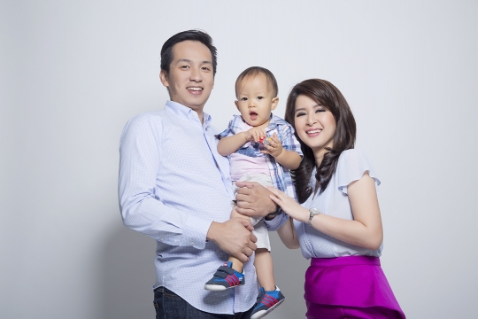 Kebersamaan Grace Natalie bersama suami dan buah hati