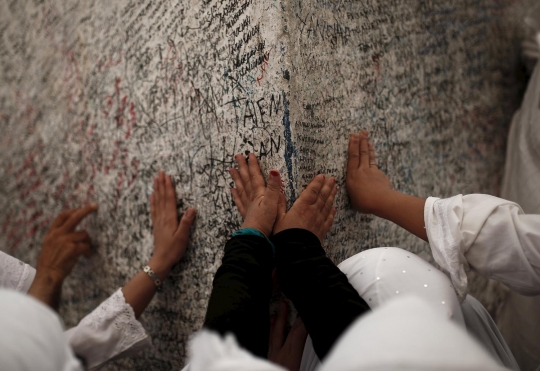 Coretan nama jemaah haji kotori puncak Jabal Rahmah