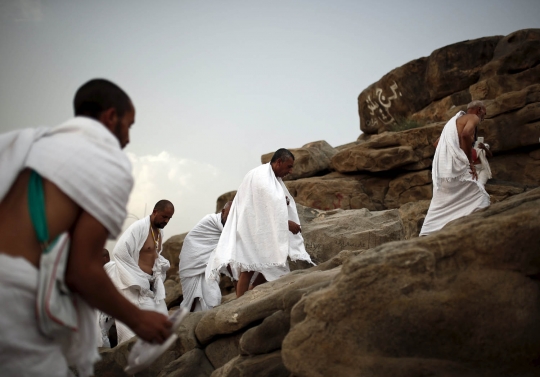 Melantunkan doa di Jabal Ramah, bukit pertemuan Adam dan Hawa