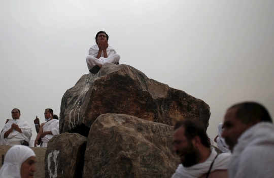 Melantunkan doa di Jabal Ramah, bukit pertemuan Adam dan Hawa