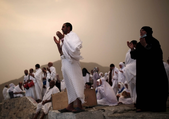 Melantunkan doa di Jabal Ramah, bukit pertemuan Adam dan Hawa