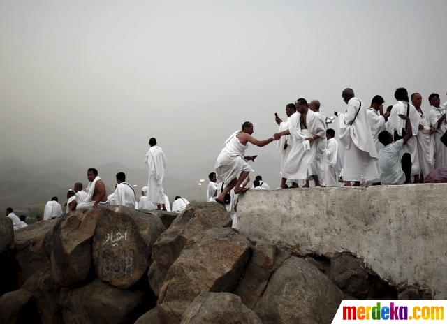 Foto : Melantunkan doa di Jabal Ramah, bukit pertemuan 