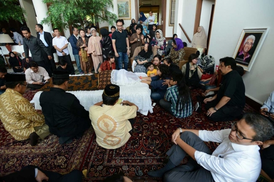 Suasana duka di kediaman Adnan Buyung Nasution