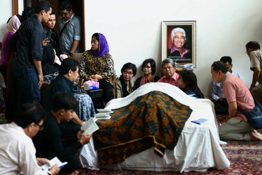 Suasana duka di kediaman Adnan Buyung Nasution
