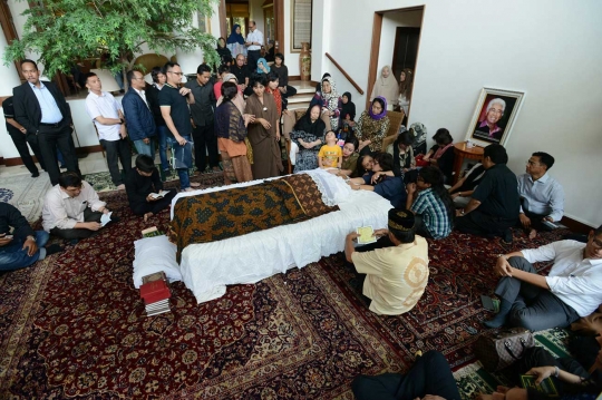 Suasana duka di kediaman Adnan Buyung Nasution