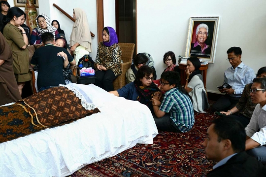 Suasana duka di kediaman Adnan Buyung Nasution
