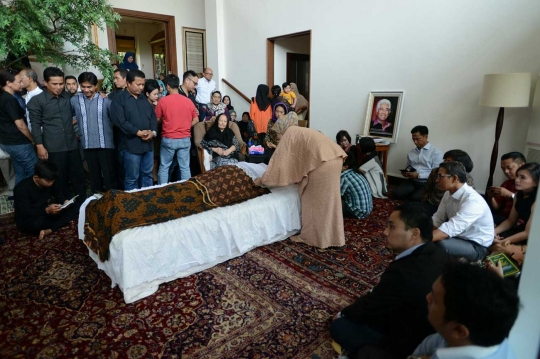 Suasana duka di kediaman Adnan Buyung Nasution