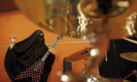 Wanita muslim bercadar ini ternyata gitaris band metal