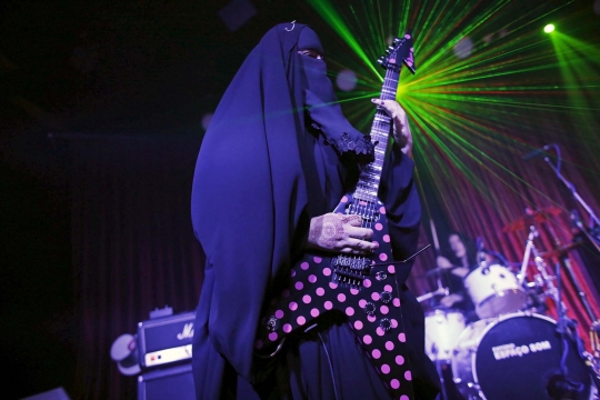 Wanita muslim bercadar ini ternyata gitaris band metal