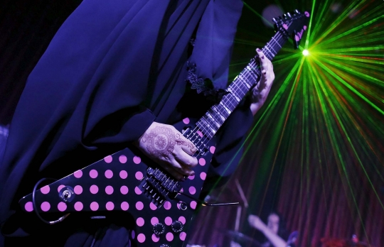 Wanita muslim bercadar ini ternyata gitaris band metal
