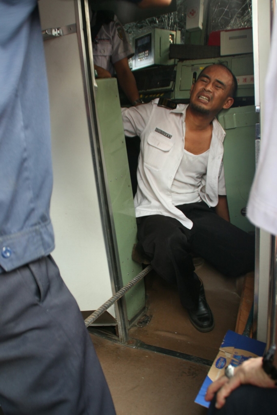 Proses evakuasi masinis terjepit kabin akibat tabrakan KRL di Juanda