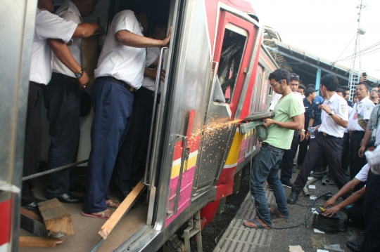 Proses evakuasi masinis terjepit kabin akibat tabrakan KRL di Juanda